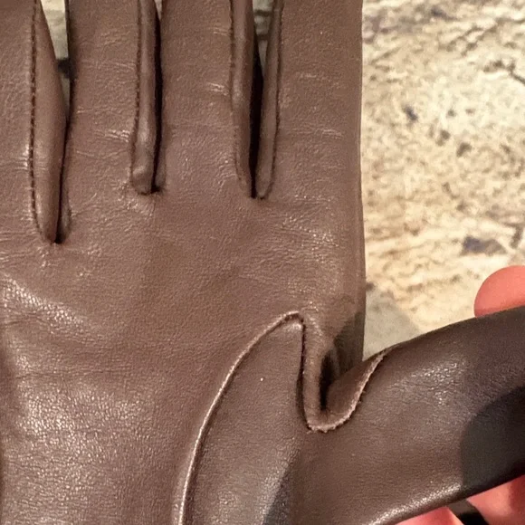 Isotoner Classic Brown Leather Gloves - Picture 4 of 8